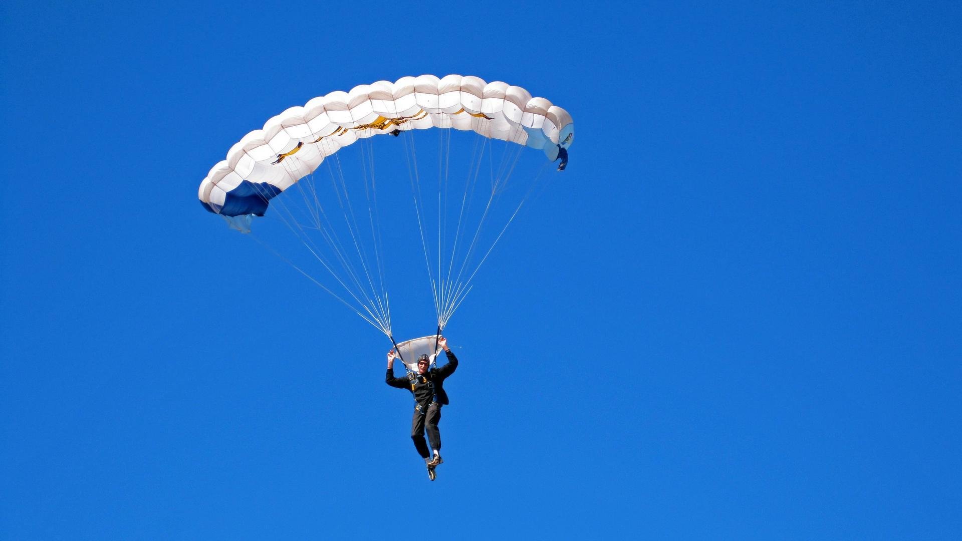 皇马客场0-2不敌巴萨，遭遇赛季首败，皇马2-1击败巴萨集锦