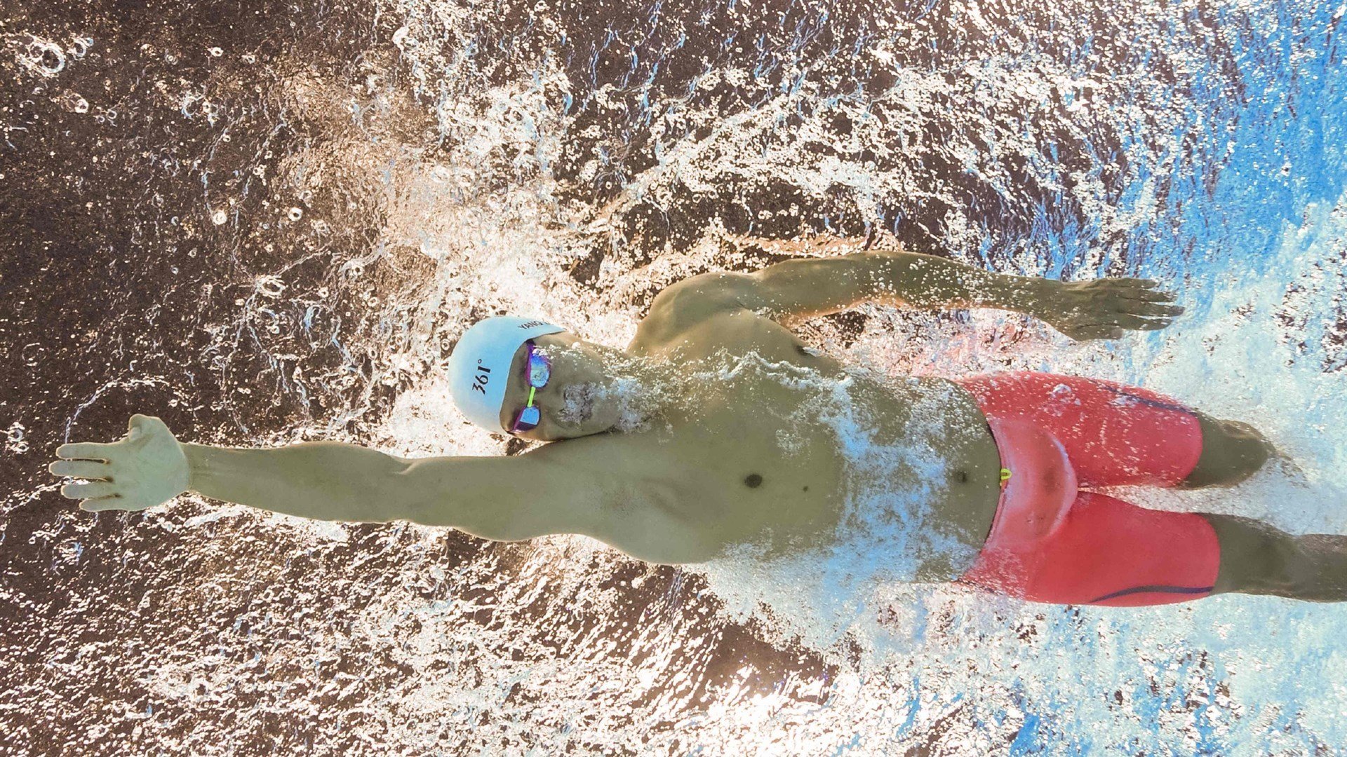 逆境中的“英雄队长”：带伤坚持，逆风翻盘，英雄队队员